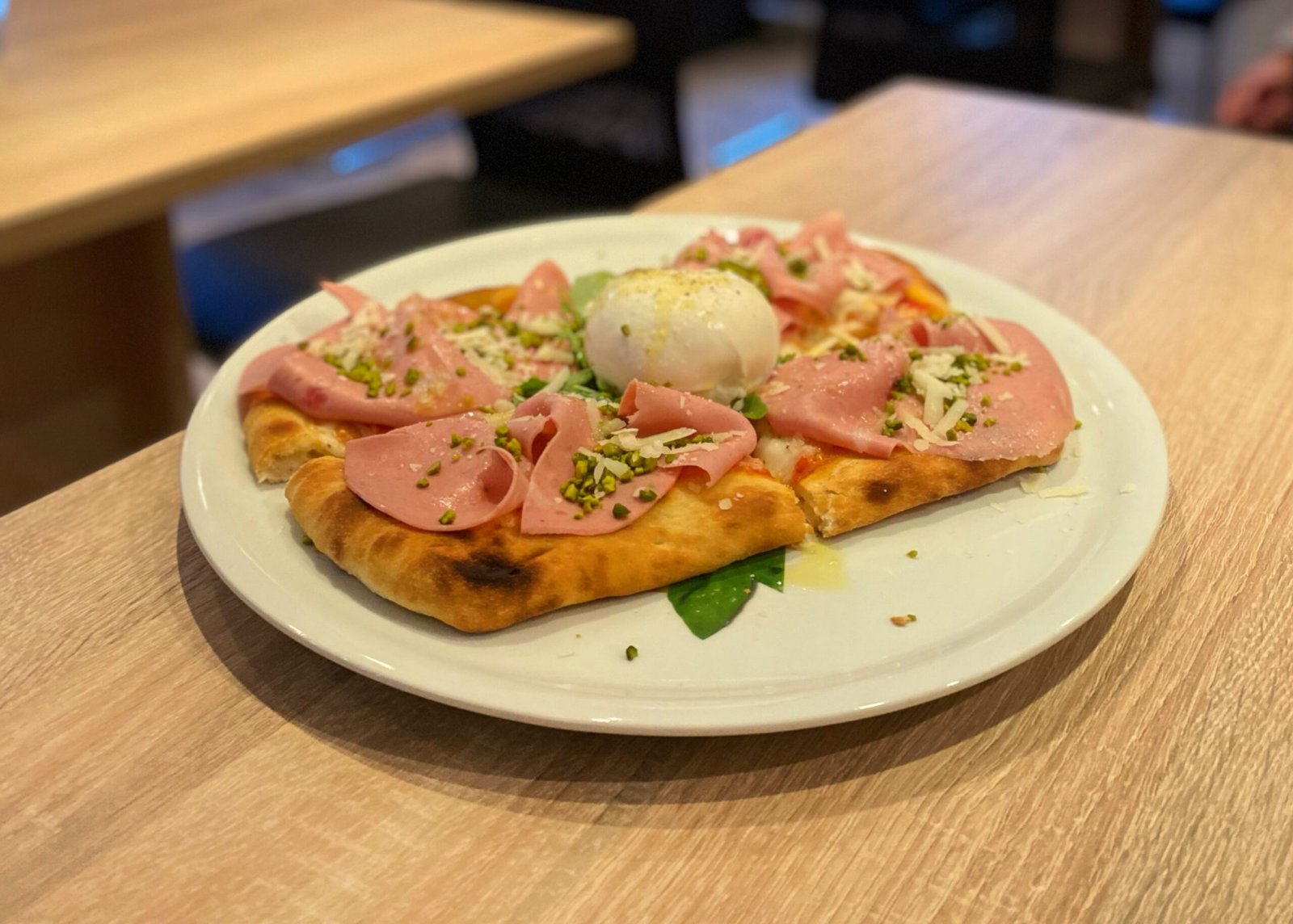 Pizza mit Mortadella, Burrata und Pistazien