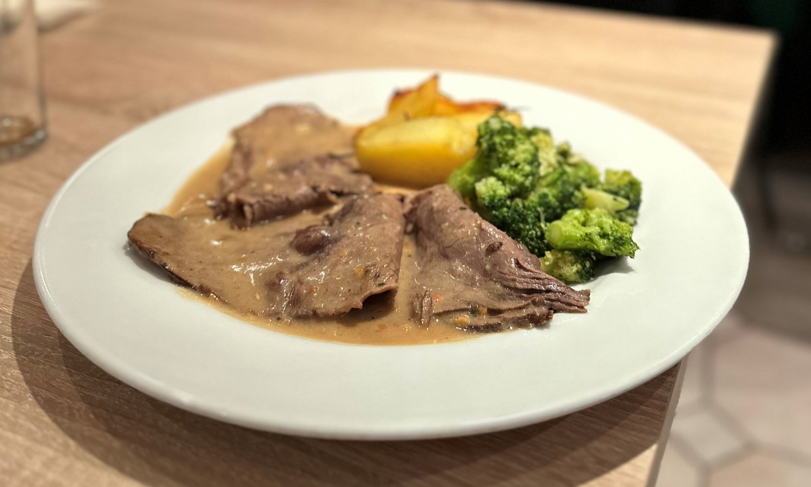 Zarter Schmorbraten in Bratensauce mit Brokkoli und Kartoffelbeilage