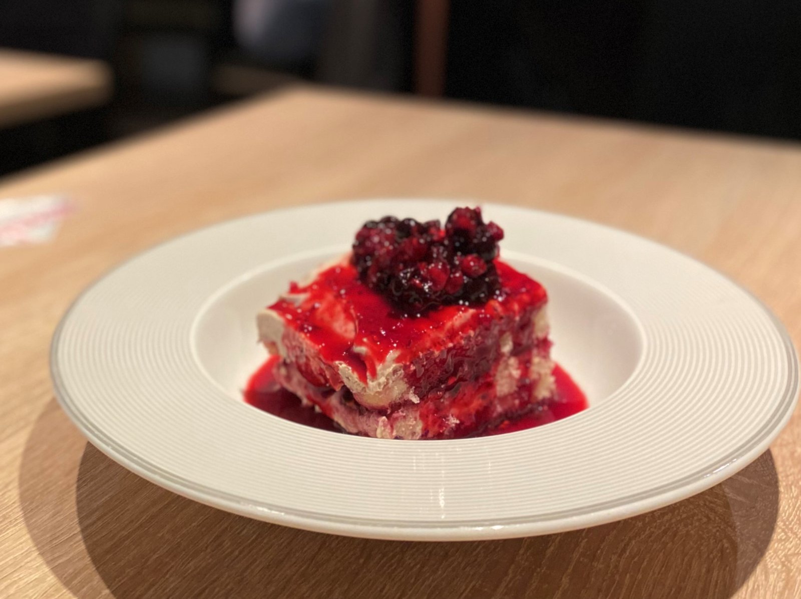 Beerendessert mit Sahne und Fruchtspiegel