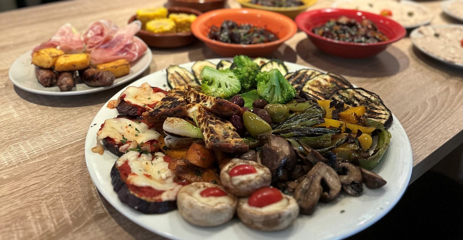 Italienische Antipasti-Platte mit gegrilltem Gemüse, Mozzarella, Pilzen und Wurst