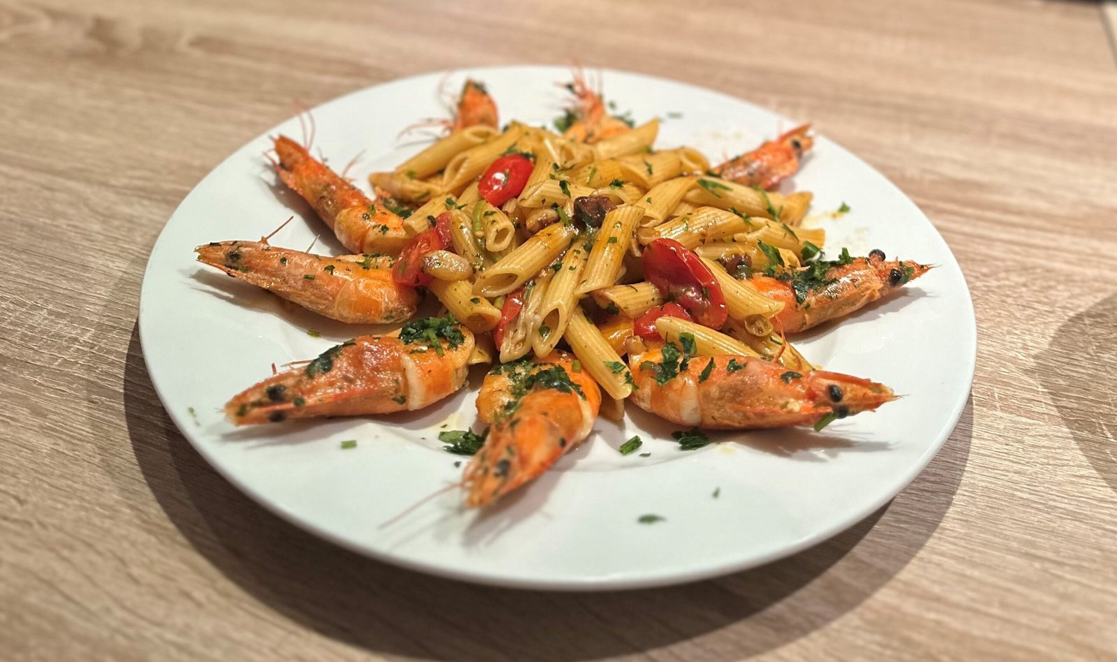 Penne mit Garnelen in Knoblauchöl und Cherrytomaten