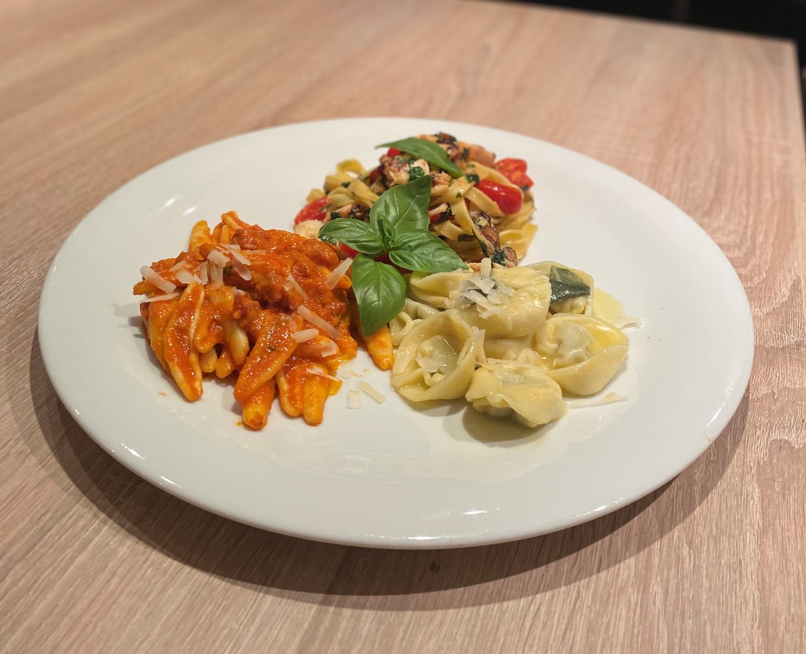 Gemischte Pasta mit Penne in Tomatensauce, Tortellini und mediterranem Gemüse